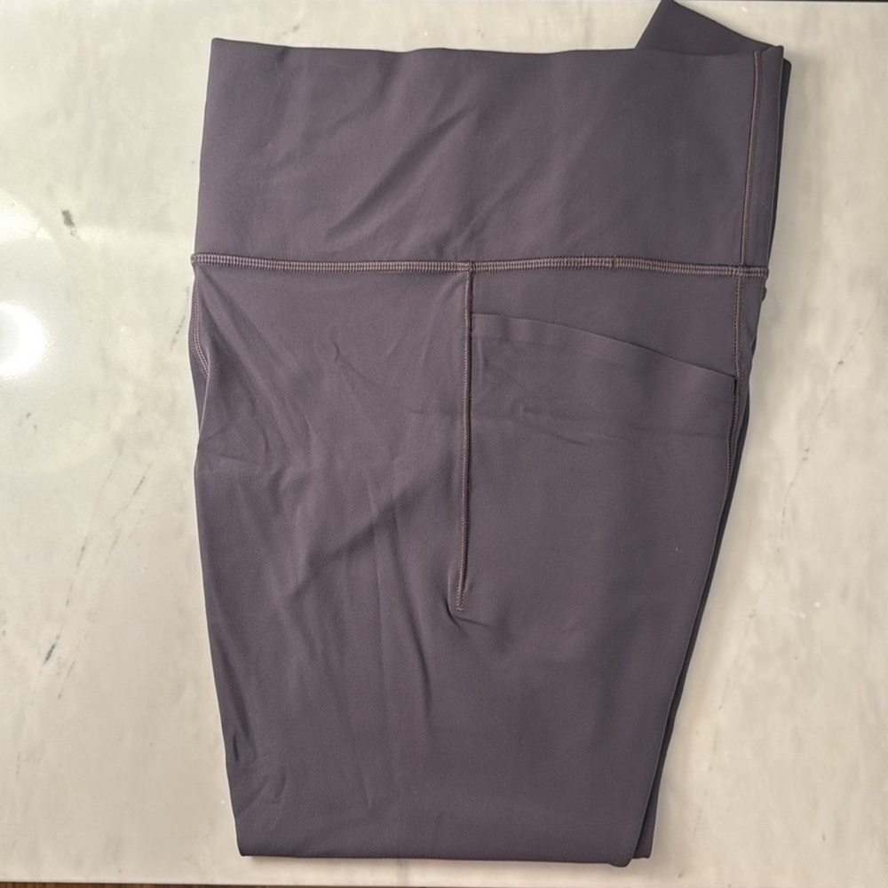 Athleta Salutation Stash 7/8 Tight